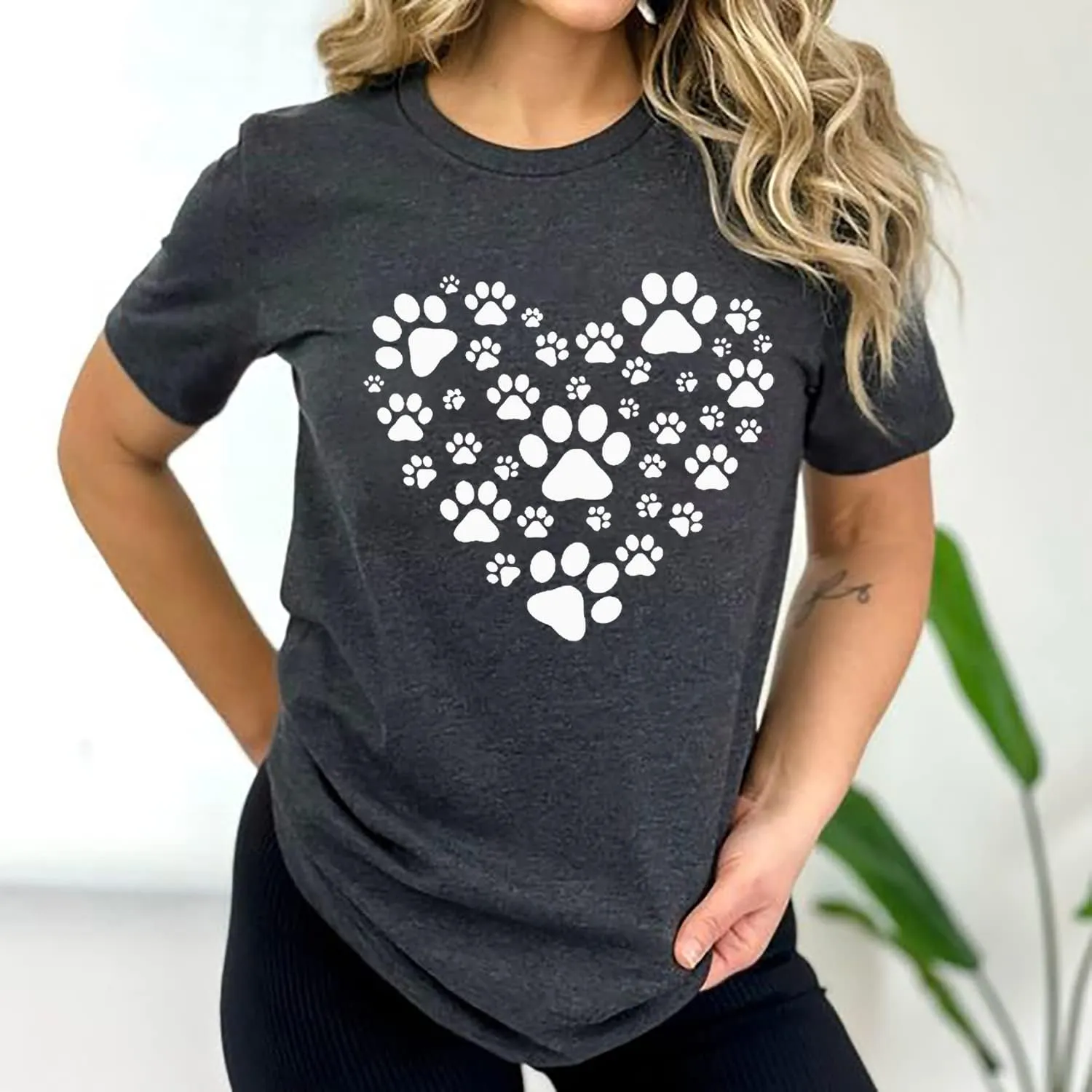 Susongeth Dog Paw Love Heart Print T-Shirt for Women Short Sleeve Dog Mom Graphic Tees Tops Mother's Day Shirts